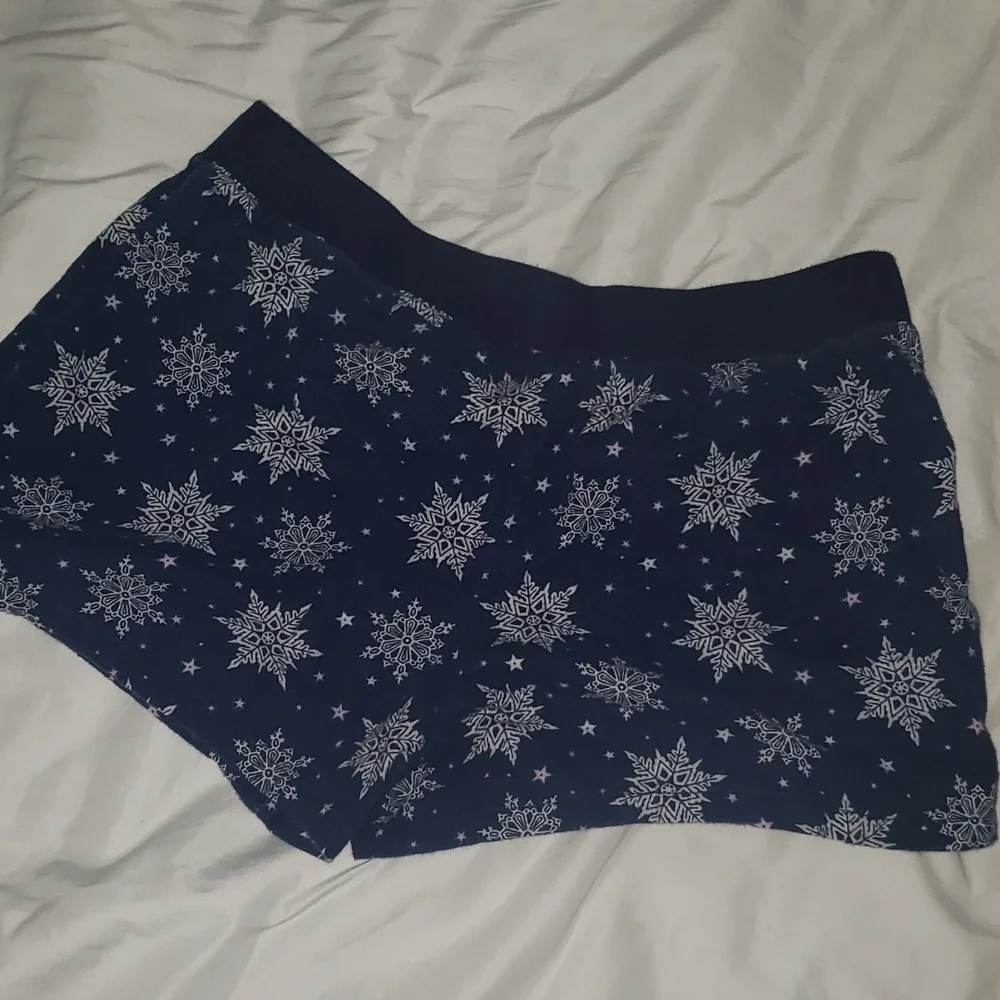 Nautica Blue Pajama shorts with snowflakes 3/$15 - Picture 2 of 4